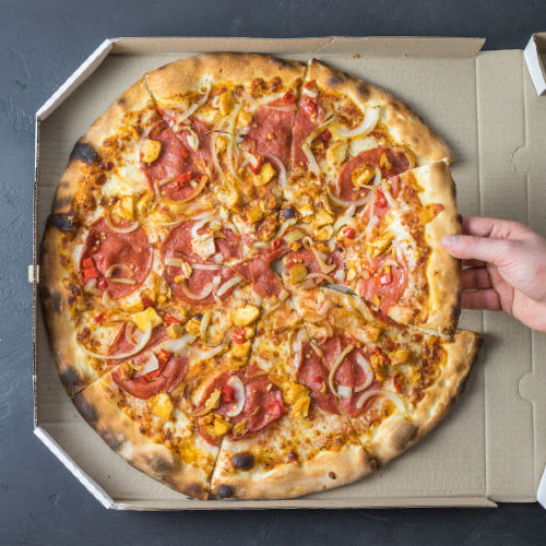 Kan een pizzadoos bij het oud papier?